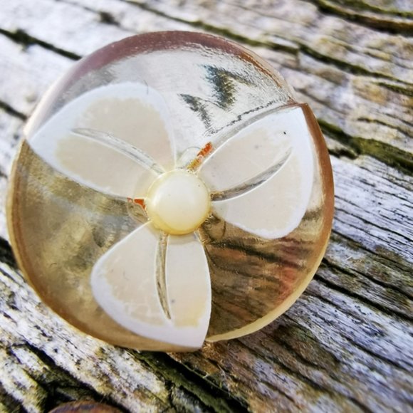 Vintage Lot of 8 Clear Plastic Buttons with White Flower Design and Faux Pearl - Picture 6 of 10